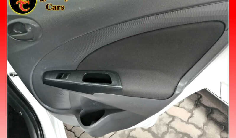 
								TOYOTA ETIOS 1.5 XS SPRINT full									